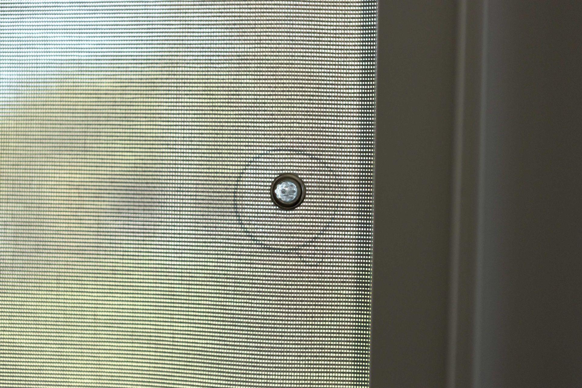 Detail EcoScreen Air Detail shot van een zeiloog met zuignap, bevestigd aan het raam met een EcoScreen Air
