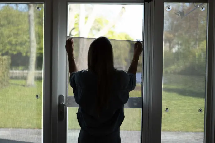 Mevrouw is een EcoScreen aan het monteren. Je zie op de foto goed het verschil tussen de delen die al gemonteerd zijn en wat nog moet gebeuren. daardoor zie je direct wat een ecoscreen doet